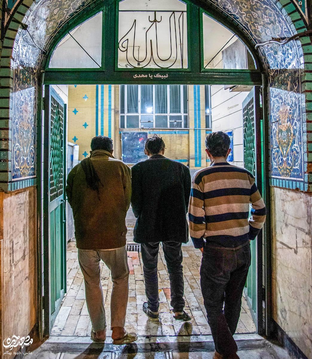 میزبانی شبانه مسجد محله طلاب از بی‌خانمان‌ها 
