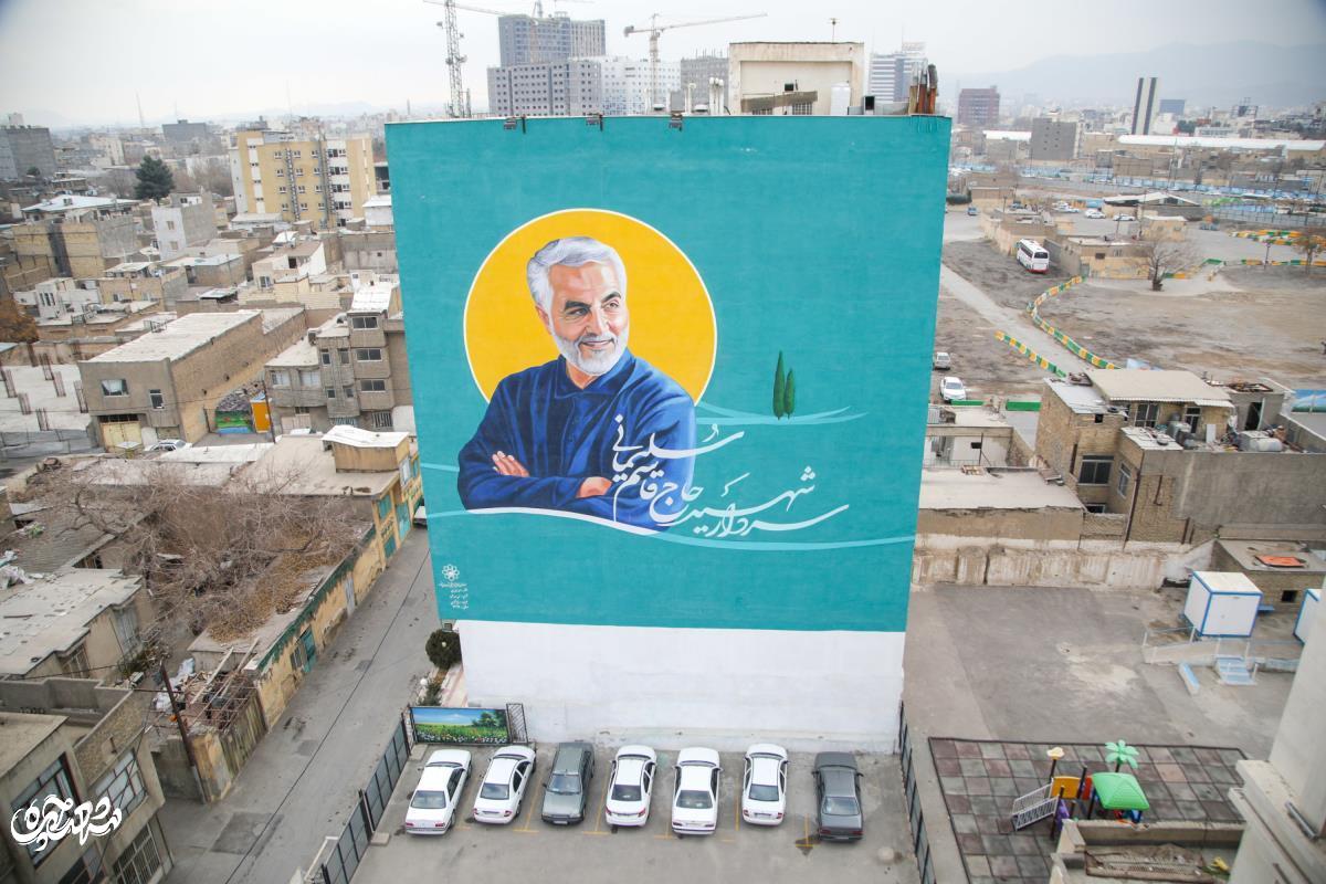 نقاشِ بزرگ‌ترین نقاشی دیواری‌ ازشهیدسلیمانی در مشهد