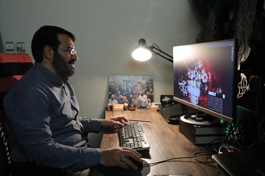 حمید فخار، نام‌آشنای هنرمندان حوزه گرافیک، کار و تعهد به آرمان‌ها را در کنار هم قرار داده است