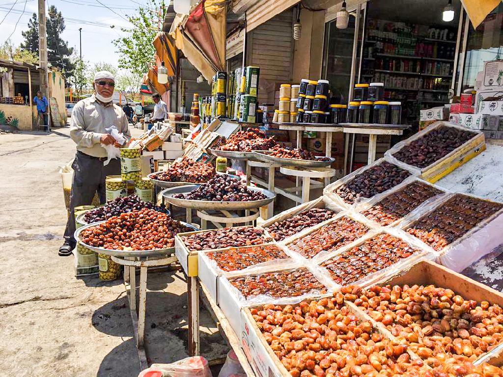 خرمافروش‌های شهرک شهید بهشتی در ماه مبارک رمضان خرماهای تازه را از نخلستان‌های جنوب بار زده‌اند