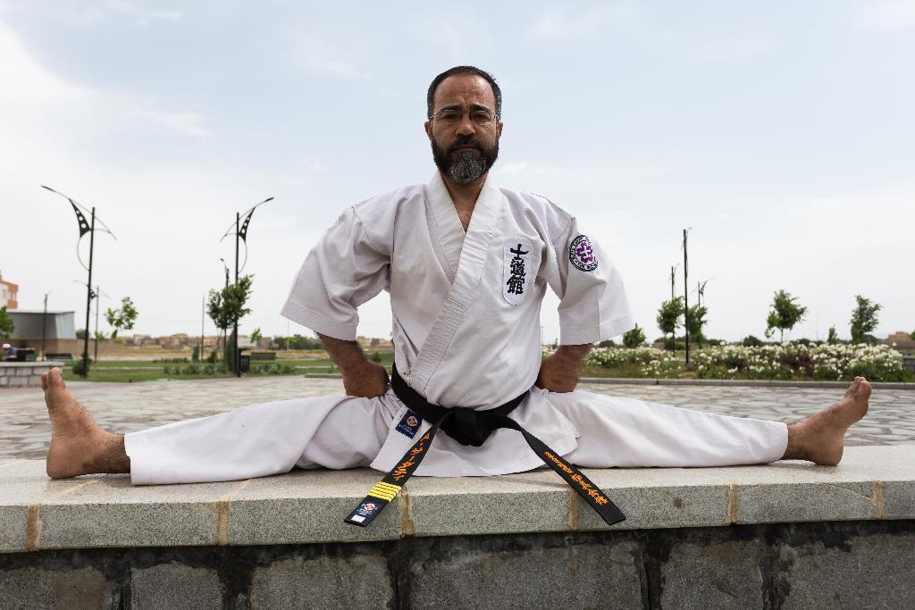 طلبه محله آوینی که دان6 کاراته دارد، آموزش دین و ورزش را در ایران و سوریه تجربه کرده است