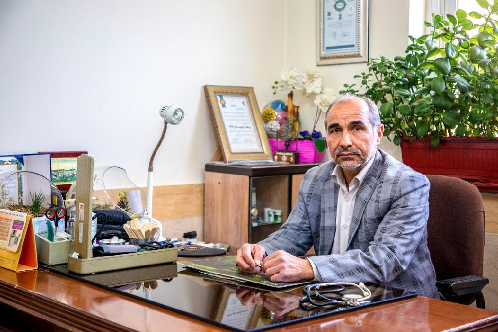 دکتر جواد رضایی سال‌هاست بیشتر بیمارانش را رایگان ویزیت می‌کند