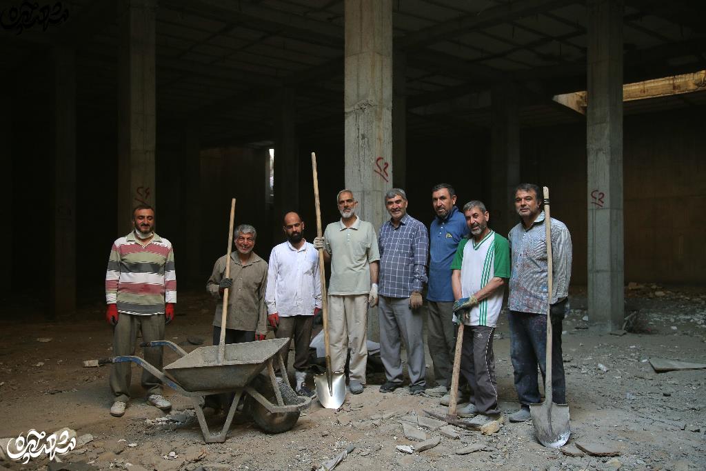 رزمندگان «سرافرازان» هر روز قبل از رفتن به سر کار، گوشه‌ای از مسجد محله‌شان را می‌سازند