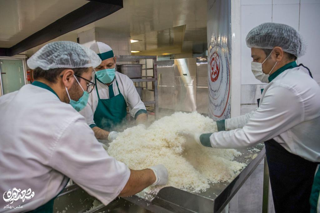  خوان متبرکِ هشتم در بزرگ‌ترین آشپزخانه ایران