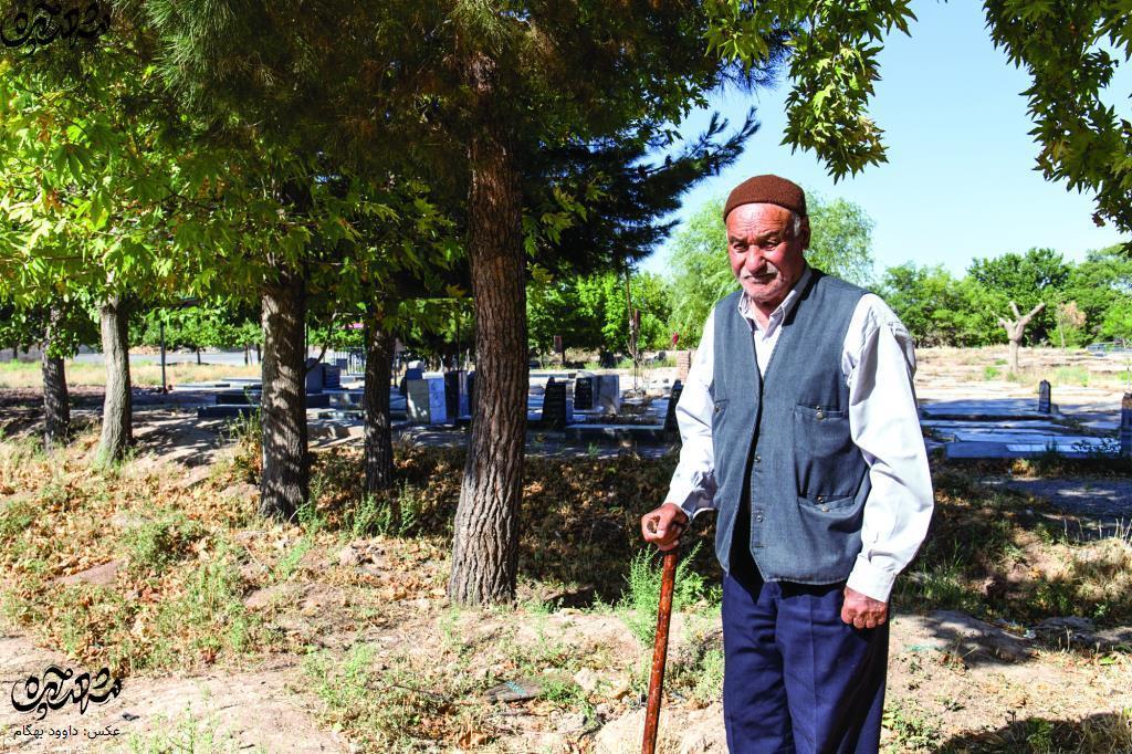 نذر درخت؛ پیرمرد فارمدی سایه درختان را به مردم هدیه داده است