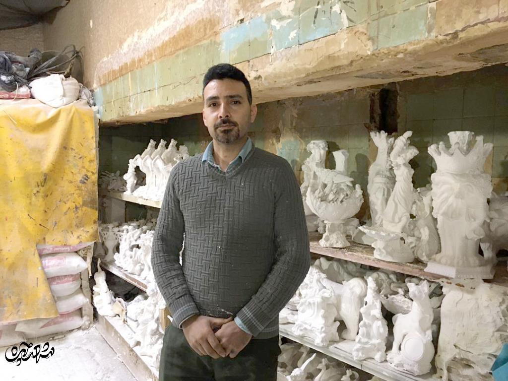  مجسمه‌ساز محله شهید معقول ٧٠مدل مجسمه در کارگاه کوچکش می‌سازد