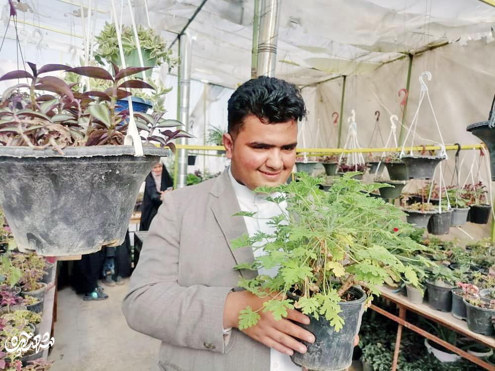 گلخانه‌داری دانش‌آموز استثنایی محله سیس‌آباد
