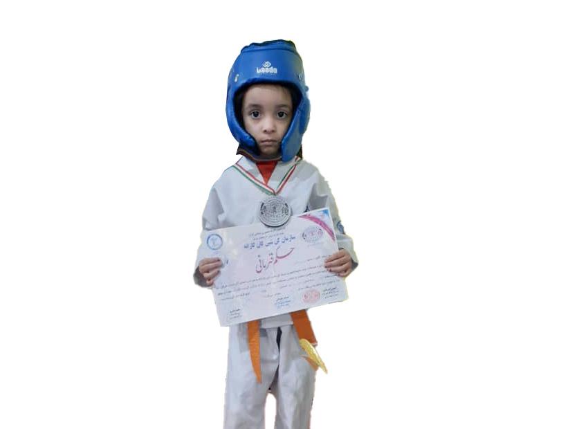 مدال نقره کودک ۵ ساله در مسابقات کاراته