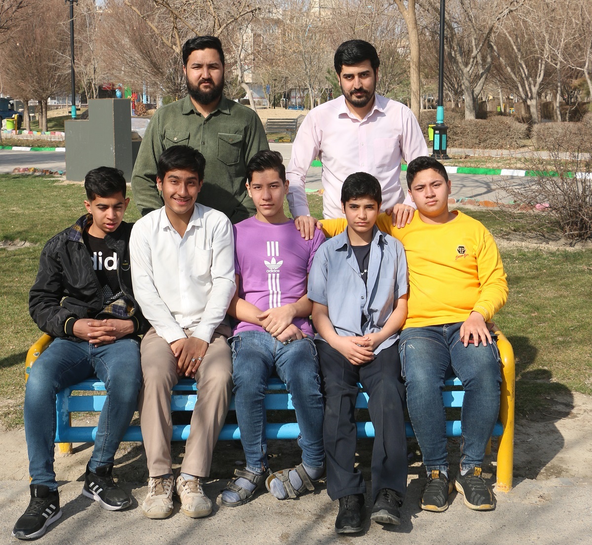 دو جوان شهرک خطیب دست نوجوان‌ها را گرفته‌اند تا با روحیه جهادی بزرگ شوند