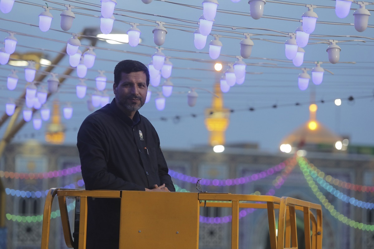 خادم حرم امامرضا (ع) سالهاست در ارتفاع ۲۴ متری چراغانی و نصب کتیبههای مناسبتی را اجرا میکند خادم حرم امامرضا (ع) سالهاست در ارتفاع ۲۴ متری چراغانی و نصب کتیبههای مناسبتی را اجرا میکند