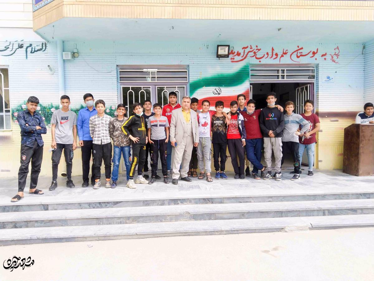 مدیر منتخب استان با دانش‌آموزان رفاقت دارد