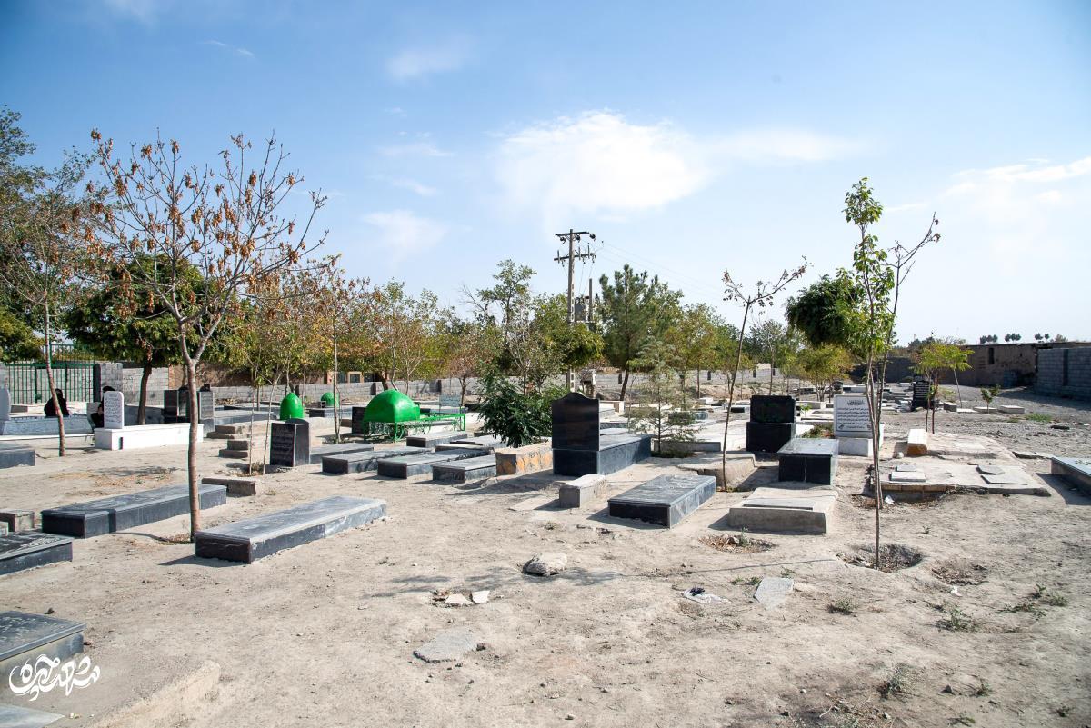 قدم‌زدن در قبرستان قدیمی حاجی‌آباد