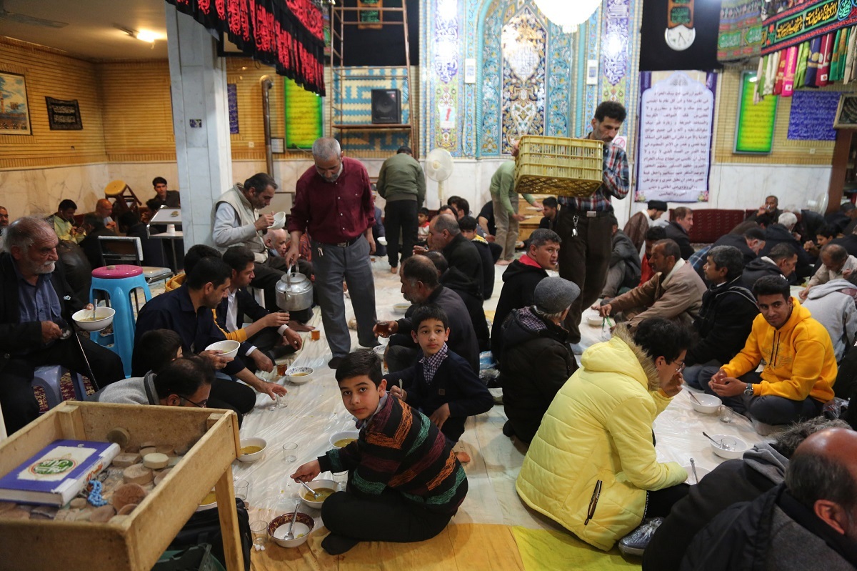 ۲۱ سال افطاری پربرکت در حسینیه طفلان مسلم ۲۱ سال افطاری پربرکت در حسینیه طفلان مسلم