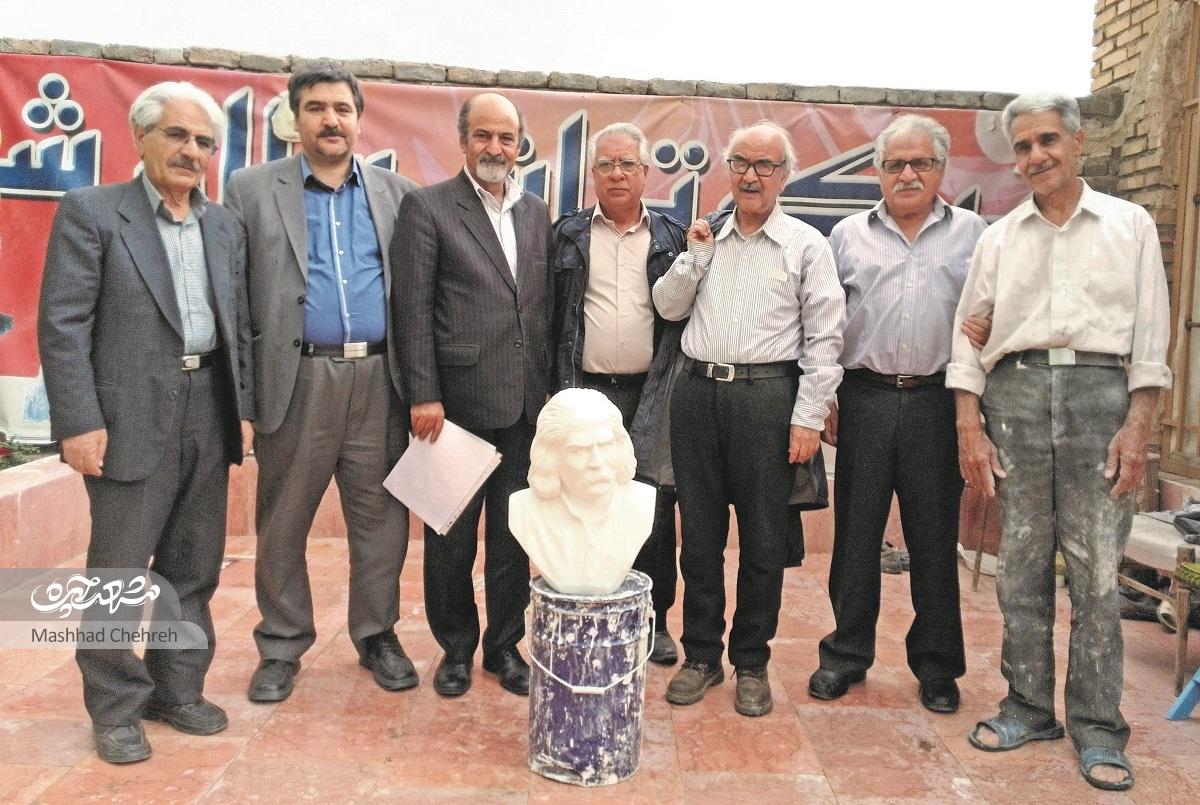 علی رجبی‌مقدم، متخلص به سالار، سردیس مشاهیر ایرانی را می‌سازد