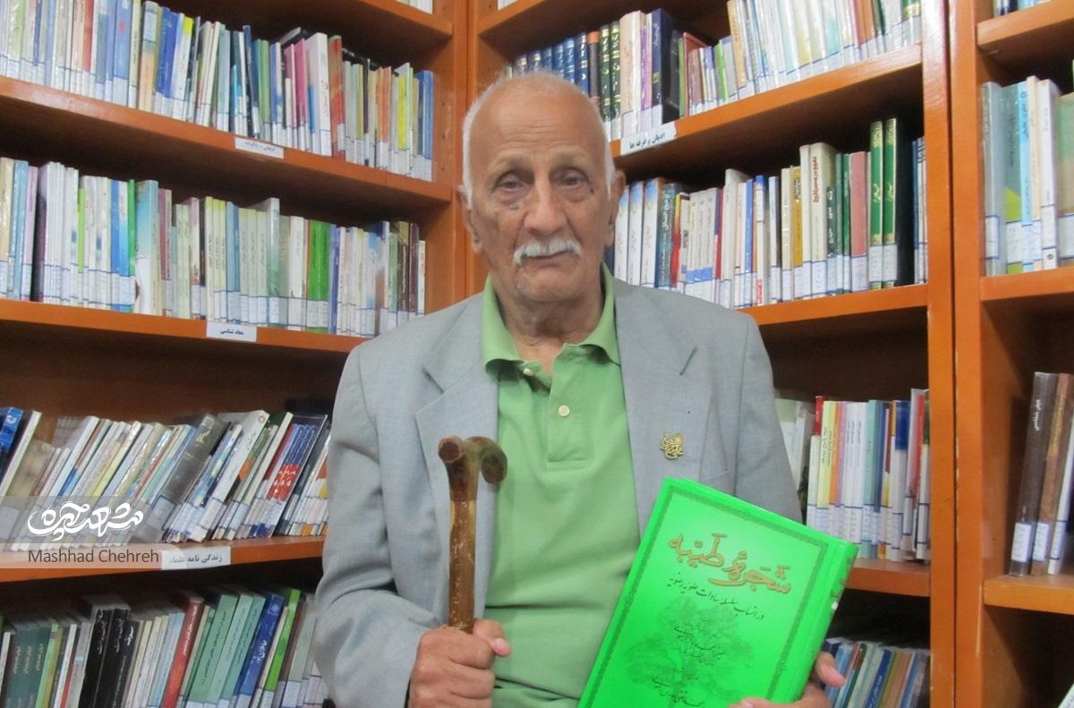 ساکن هشتادساله محله جاهدشهر هر روز ساعاتی را در کتابخانه بهمن می‌گذراند