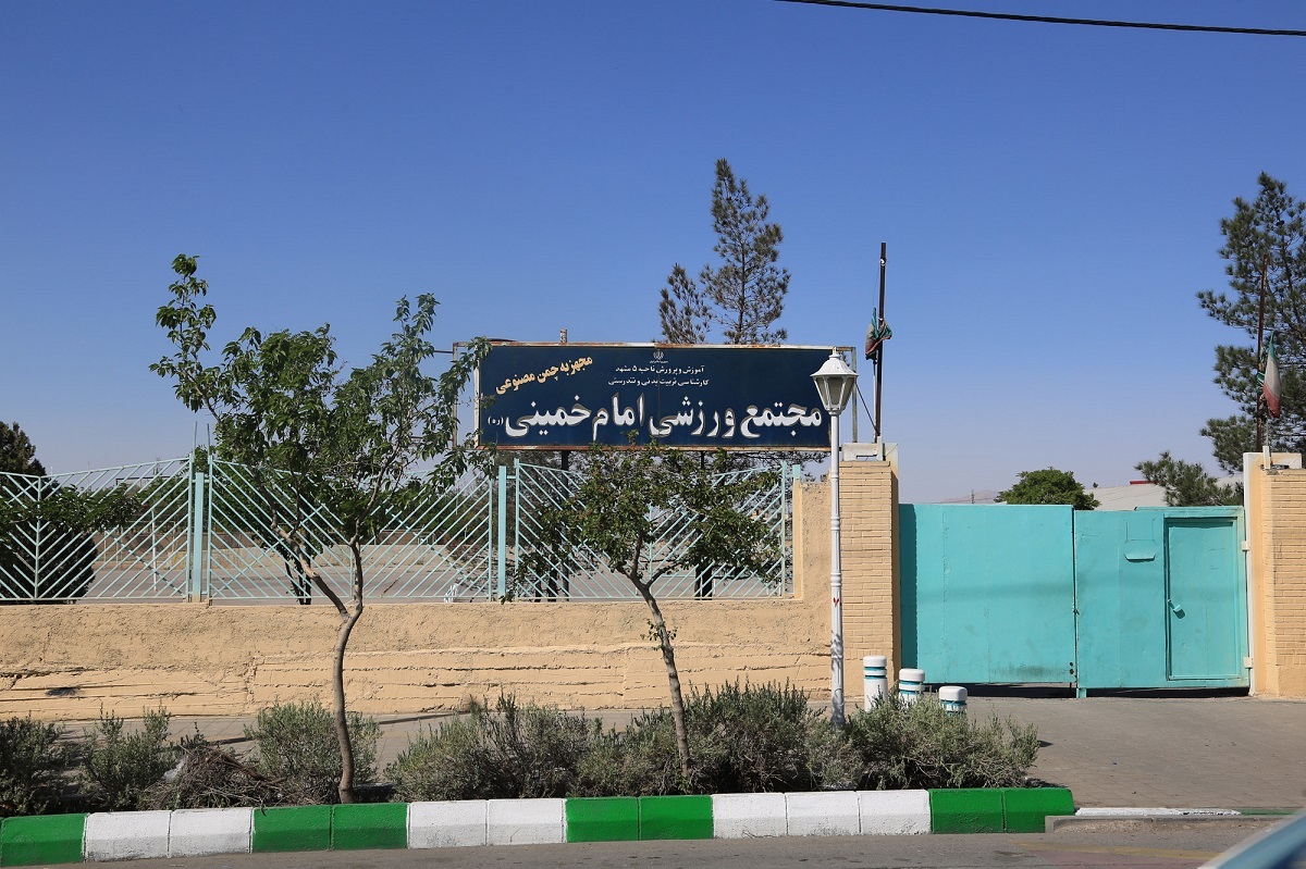 خیابان نیازمند تابلو در محله گلشور خیابان نیازمند تابلو در محله گلشور