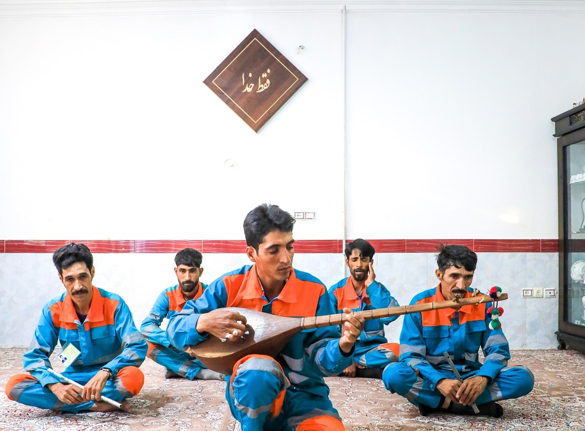 روایتی از هنر موسیقیایی برادران پاکبان که شب‌ها خیابان‌ها را جارو می‌زنند