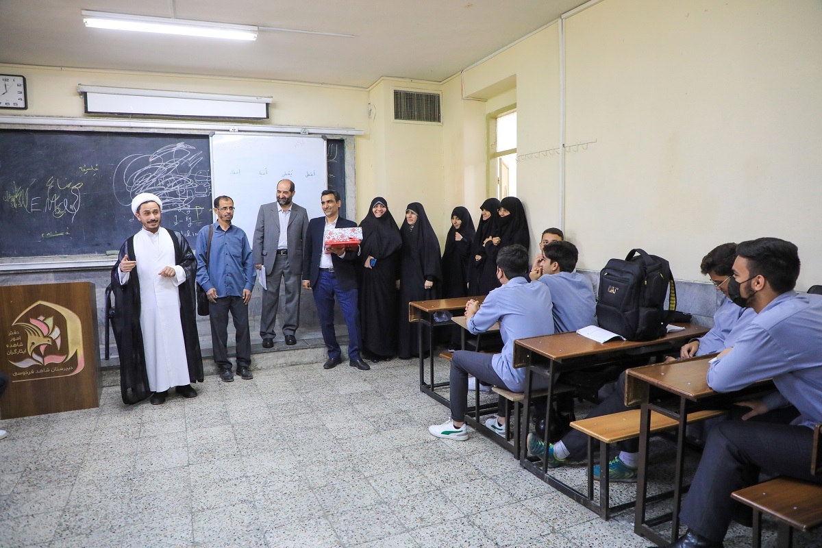 دیدار سرزنده شاگردان از معلم قدیمیشان دیدار سرزنده شاگردان از معلم قدیمیشان