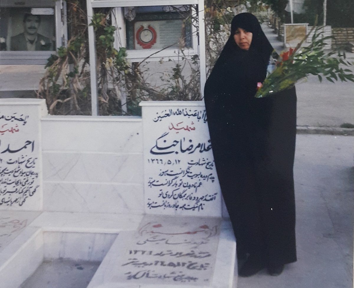 دختر شهید غلامرضا جنگی از تلاشهای پدرش برای آبادانی محله آزادشهر میگوید دختر شهید غلامرضا جنگی از تلاشهای پدرش برای آبادانی محله آزادشهر میگوید