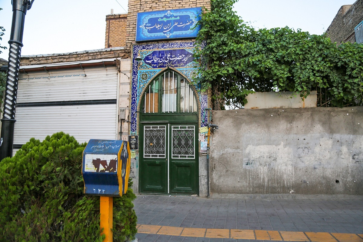 هیاهوی موتورفروشها در خیابان طبرسی هیاهوی موتورفروشها در خیابان طبرسی