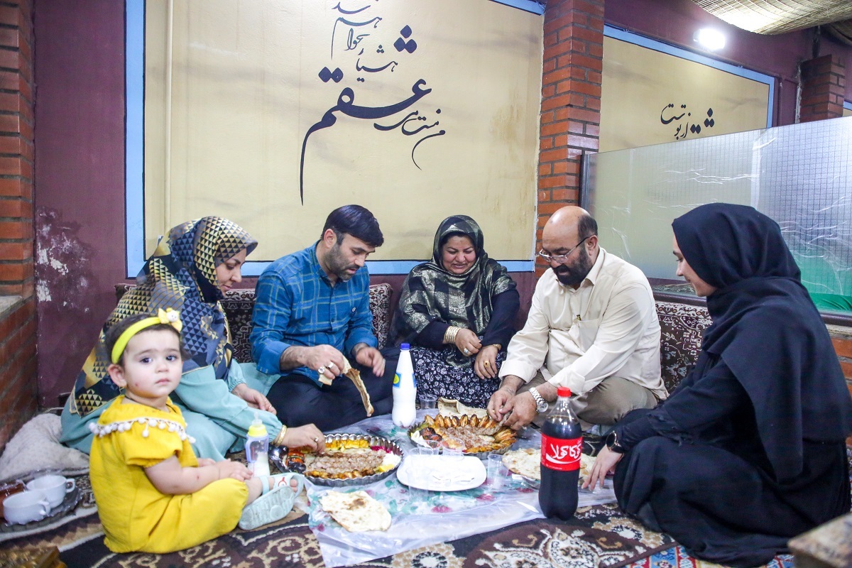خیابان پررنگ و لعاب