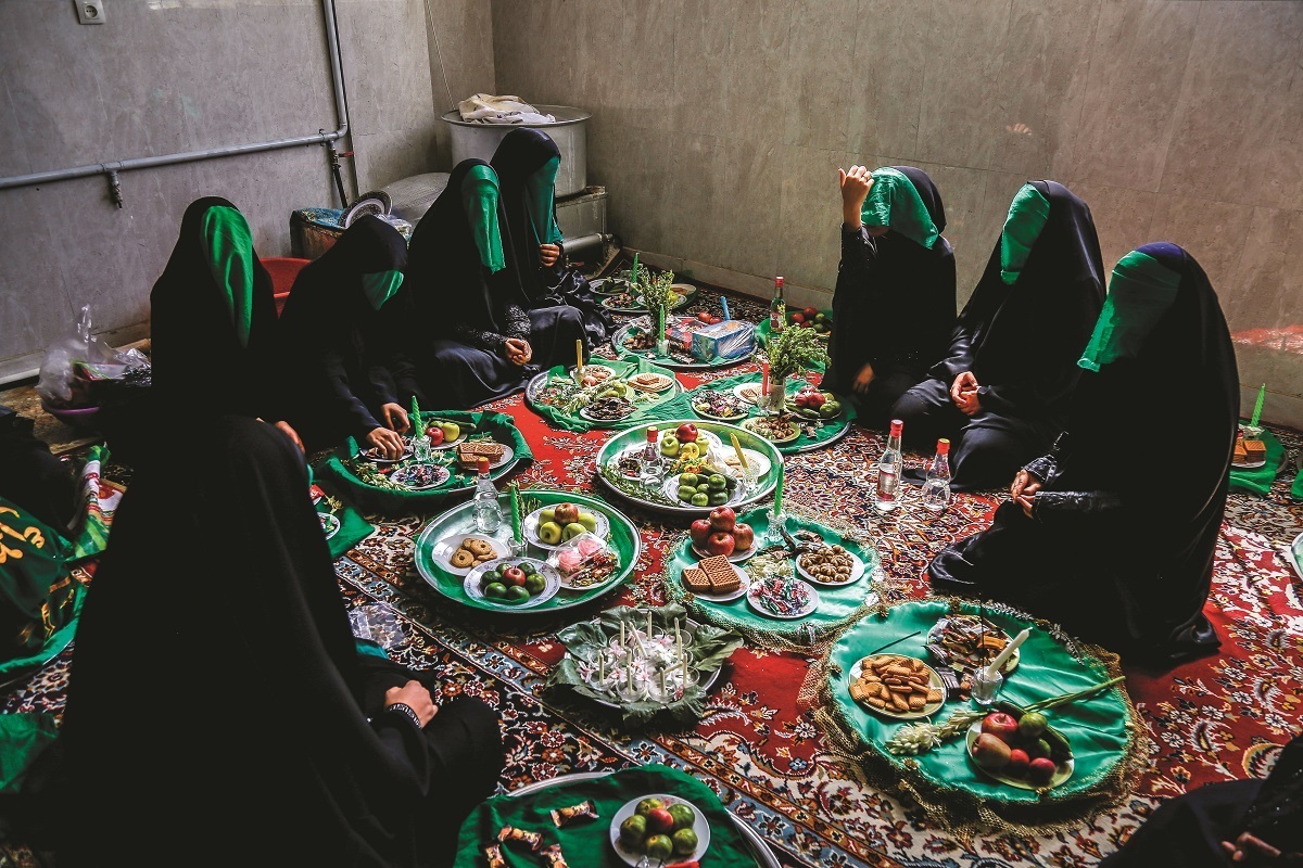 سینی‌گردانی عرب‌های مشهد در «عرس القاسم»