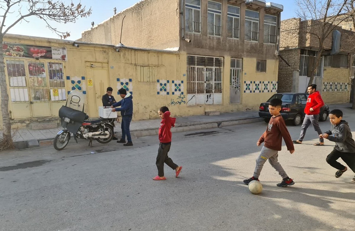 بازی بچهها در زمینهای خاکی کنار مجموعه ورزشی! بازی بچهها در زمینهای خاکی کنار مجموعه ورزشی!