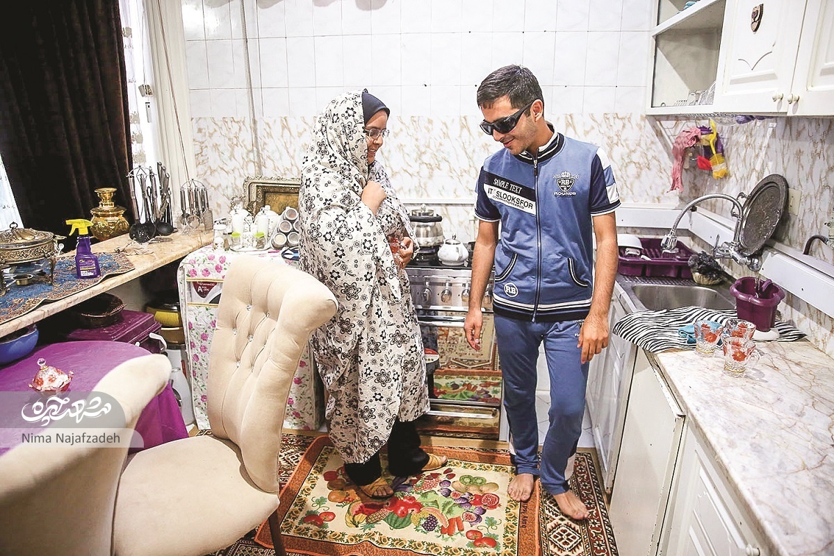 همراه با نابینایی که معلولیت را همراه با جسارت پشت سر می‌گذارد
