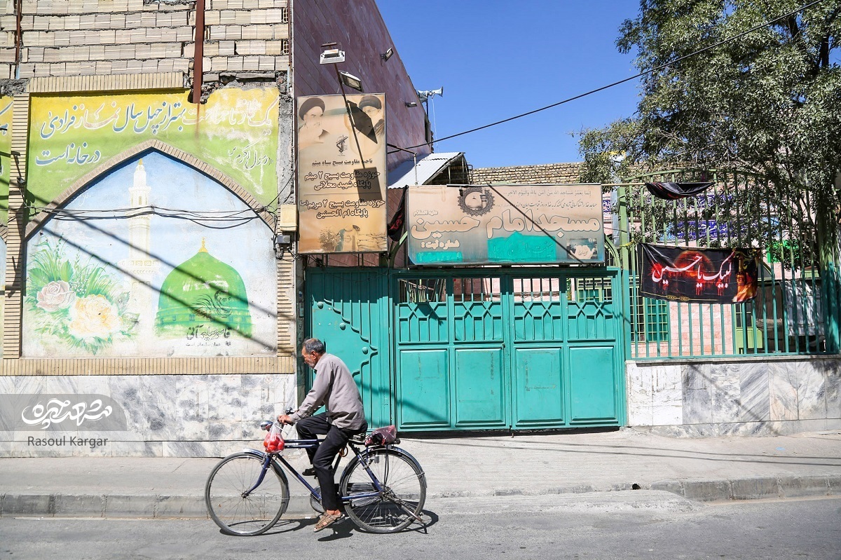 در همسایگی مسجد و مدرسه