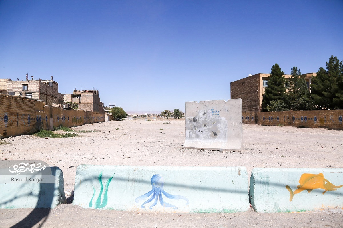 در همسایگی مسجد و مدرسه
