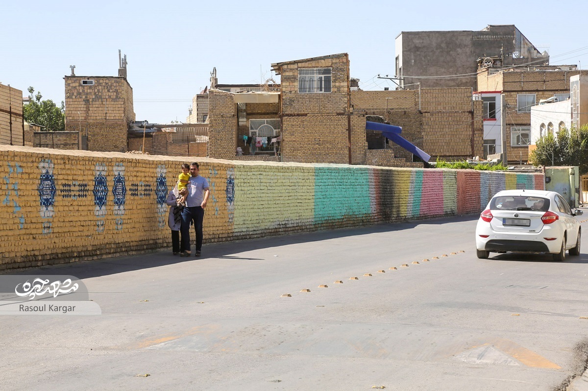 در همسایگی مسجد و مدرسه