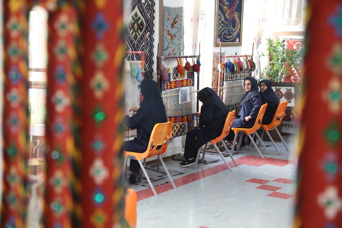 «دینا» بانی دنیای گل‌سازی