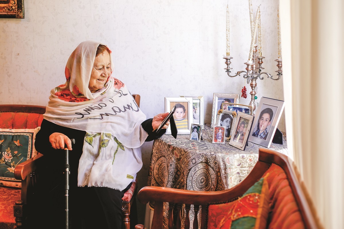 حمیده برقعی، مامایی است که چهار هزار نوزاد را طی ۵۰ سال به دنیا آورد