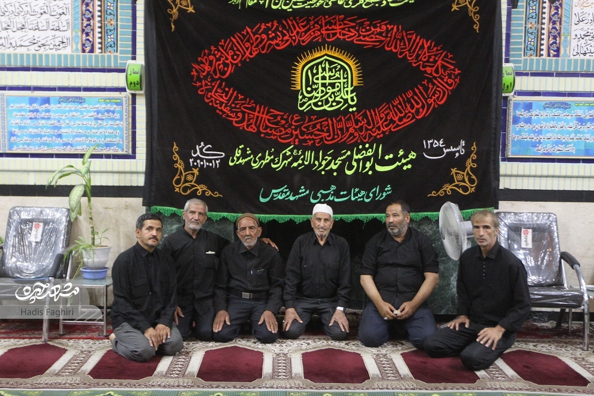 سفره شصت ساله حاجاصغر احمدی را عزاداران چند نسل پای آن نشستهاند سفره شصت ساله حاجاصغر احمدی را عزاداران چند نسل پای آن نشستهاند