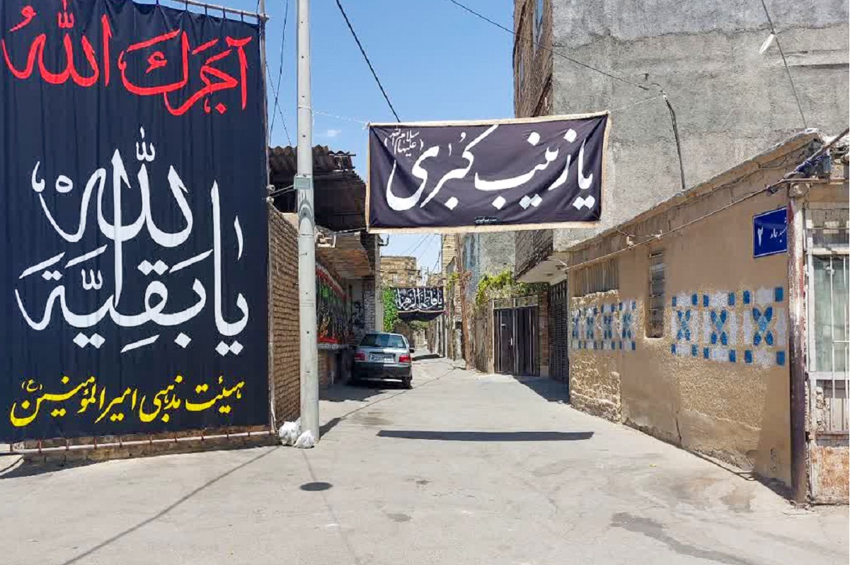 کوچه مجتمع خدمات خودرویی در محله حسین‌آباد