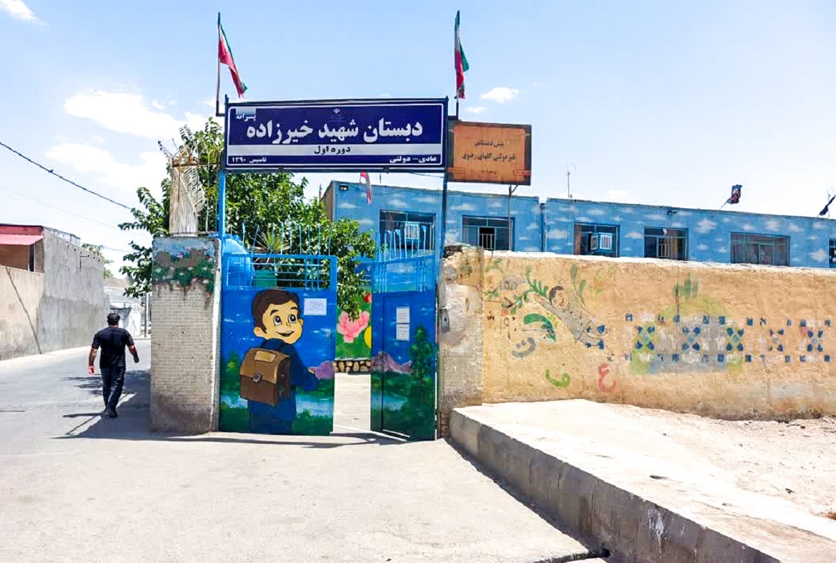 کوچه مجتمع خدمات خودرویی در محله حسین‌آباد
