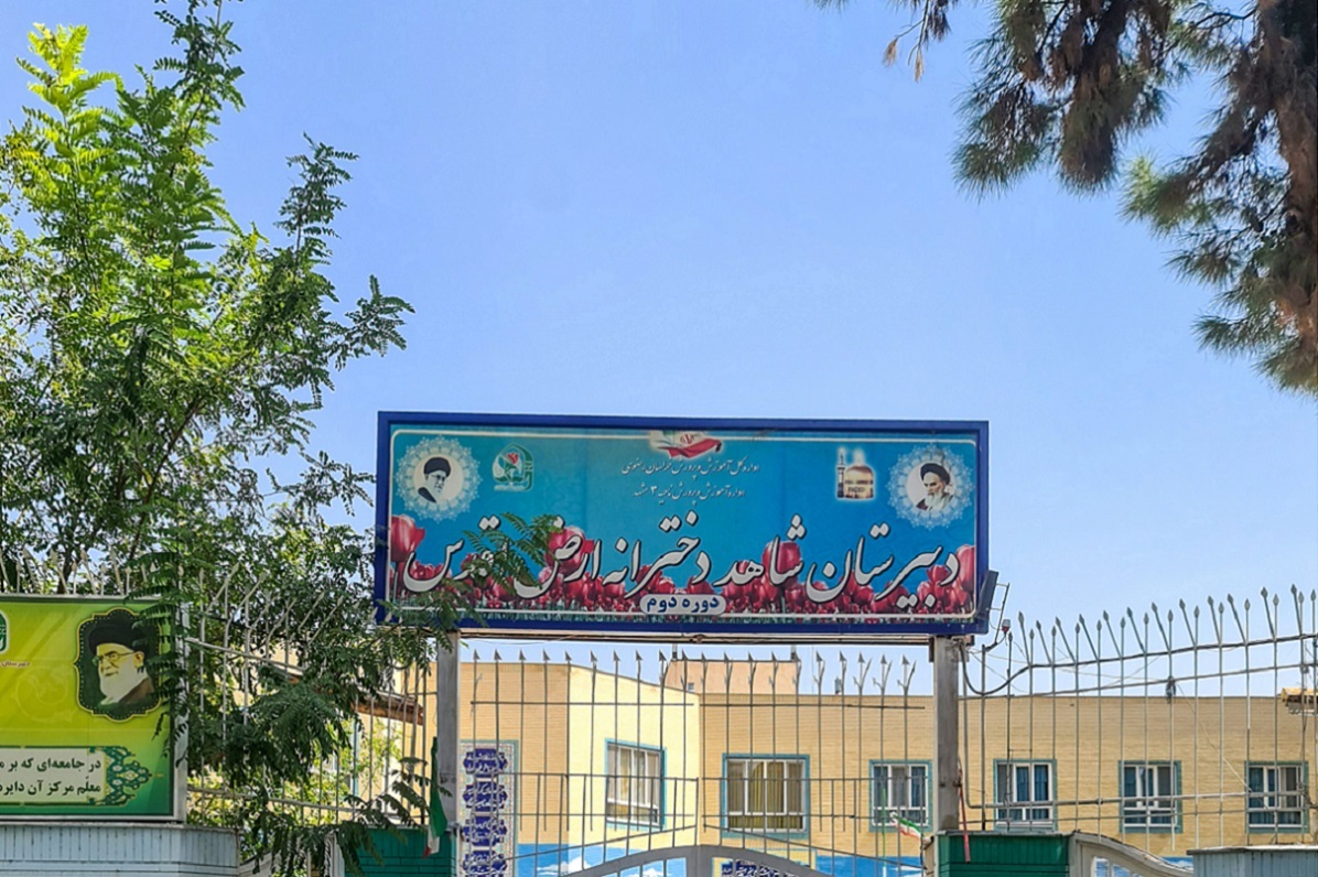 کوچه ای با درختان انگور کوچه ای با درختان انگور