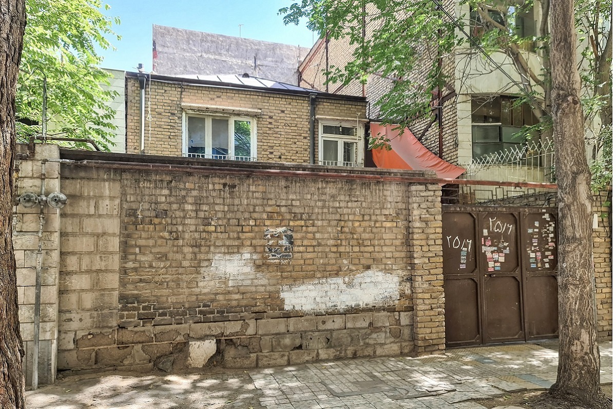 کوچه ای با درختان انگور کوچه ای با درختان انگور