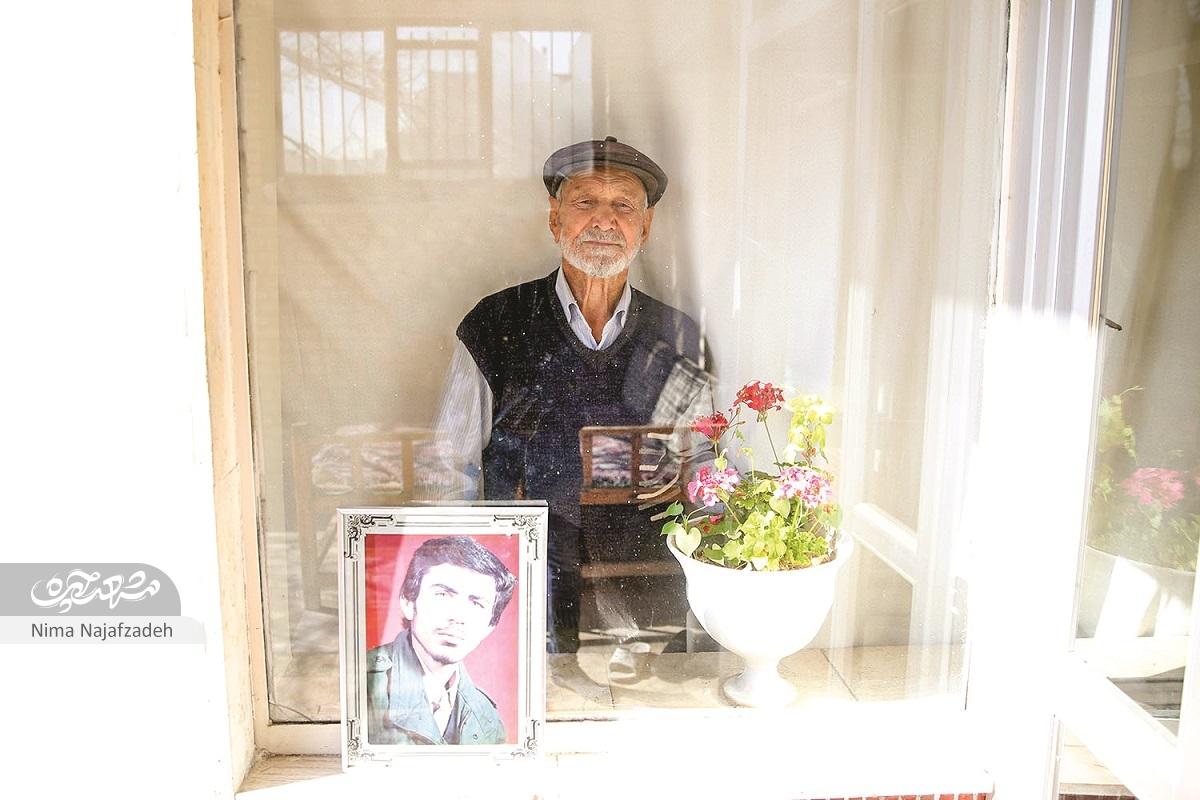 سید حسین هاشمی مهنه ارتشی زمان شاه و طرفدار پر و پا قرص امام خمینی (ره) بوده‌است