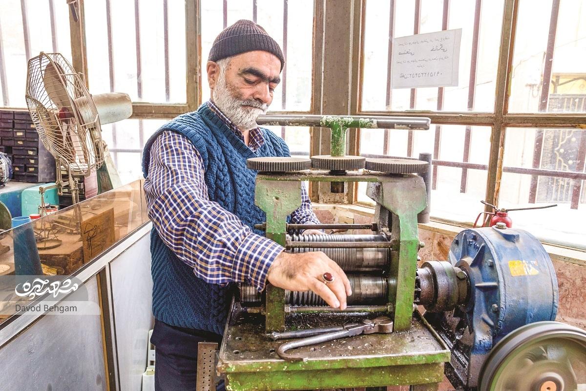 نیمی از ثروت طلاساز قدیمی خیابان چمن سروده‌هایش است