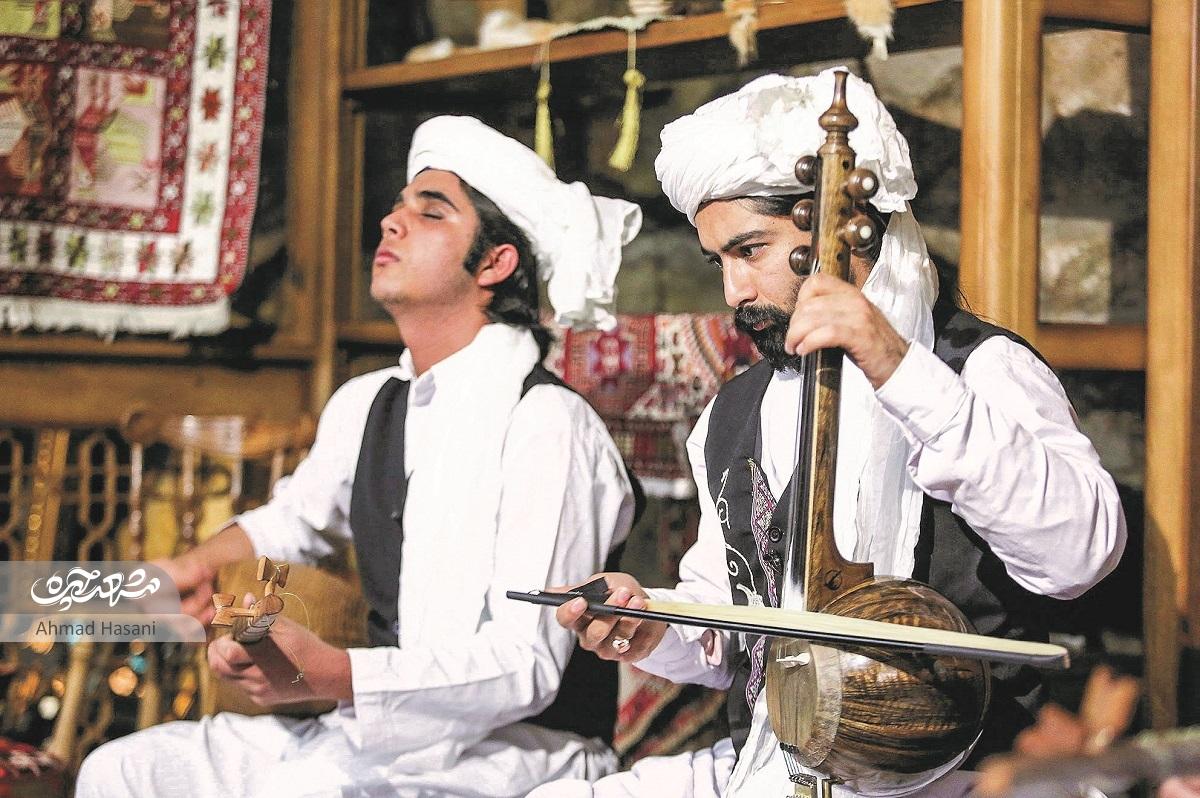وقتی پسر نوای پدر را با ساز خود می‌زند
