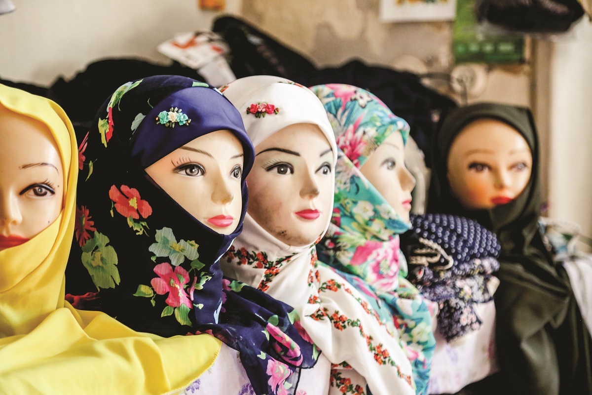 دانشآموخته رشته نقاشی برای ۷۵ زن سرپرست خانوار کار ایجاد کرده است دانشآموخته رشته نقاشی برای ۷۵ زن سرپرست خانوار کار ایجاد کرده است