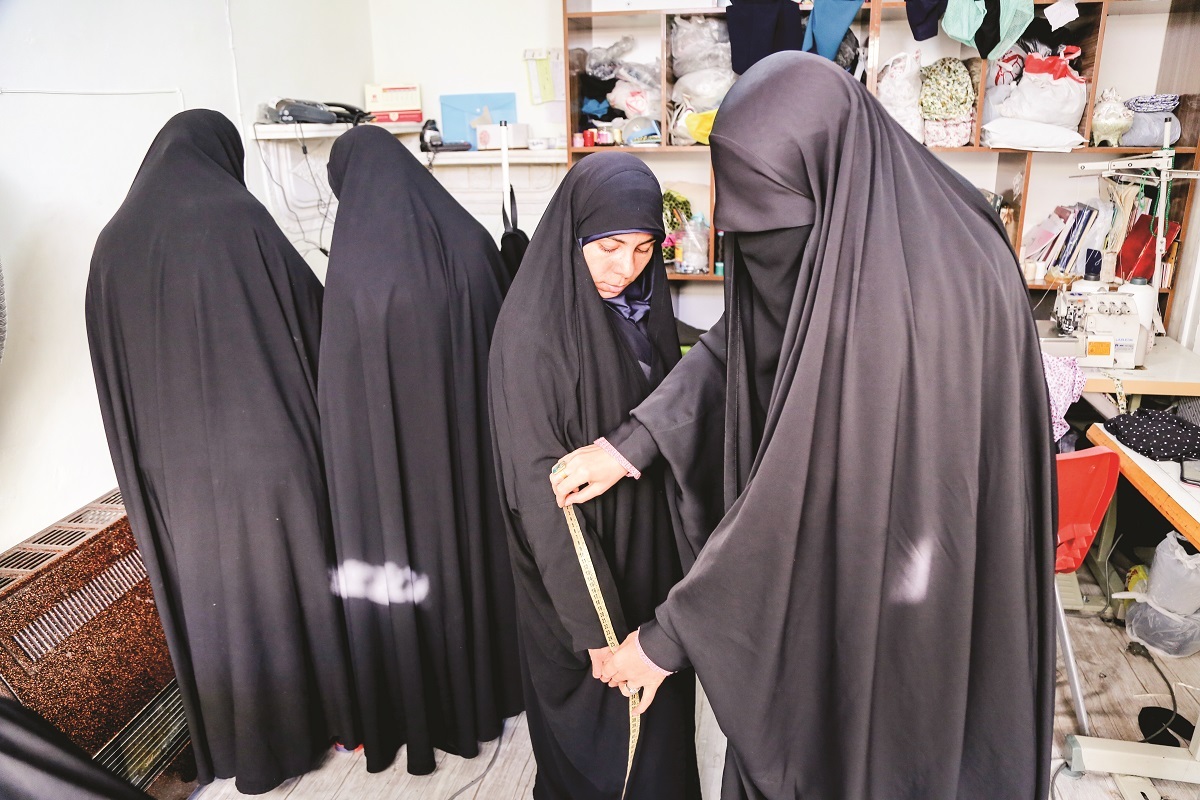 دانشآموخته رشته نقاشی برای ۷۵ زن سرپرست خانوار کار ایجاد کرده است دانشآموخته رشته نقاشی برای ۷۵ زن سرپرست خانوار کار ایجاد کرده است