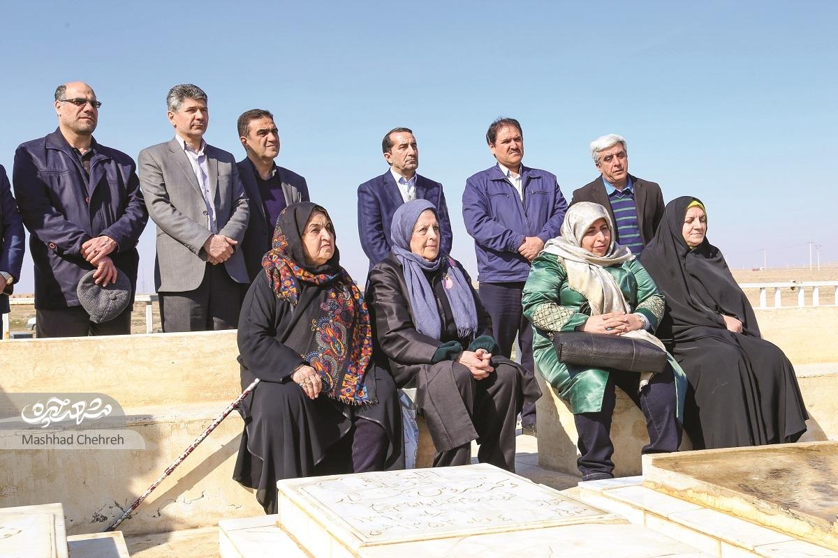 جمع بختیارها در آرامگاه قدیمی محله فردوسی جمع بختیارها در آرامگاه قدیمی محله فردوسی