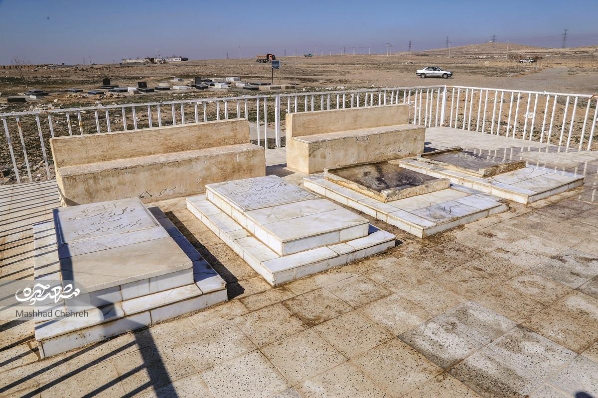 جمع بختیارها در آرامگاه قدیمی محله فردوسی جمع بختیارها در آرامگاه قدیمی محله فردوسی