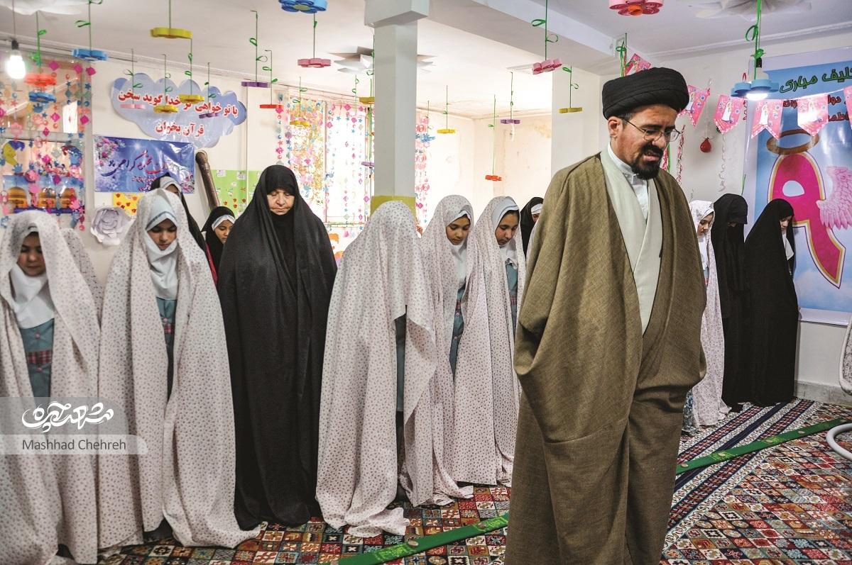 ربابه کاشانی بیش از چهل است که به تربیت و تعلیم دانش آموزان مشغول است ربابه کاشانی بیش از چهل است که به تربیت و تعلیم دانش آموزان مشغول است