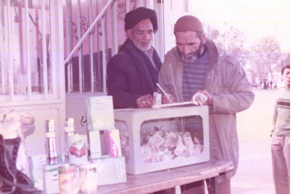 کمکهای بی دریغ مردم به ستاد پشتیبانی خراسان در زمان جنگ کمکهای بی دریغ مردم به ستاد پشتیبانی خراسان در زمان جنگ