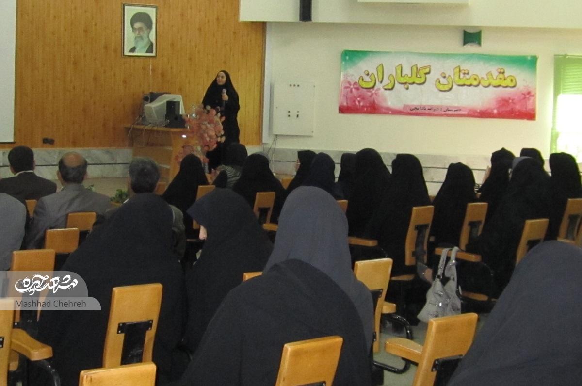 فاطمه قلی‌زاده‌فهندری کارگاه‌های آموزشی بی‌شماری همچون پرورش اصولی زعفران و قارچ برگزار می‌کند