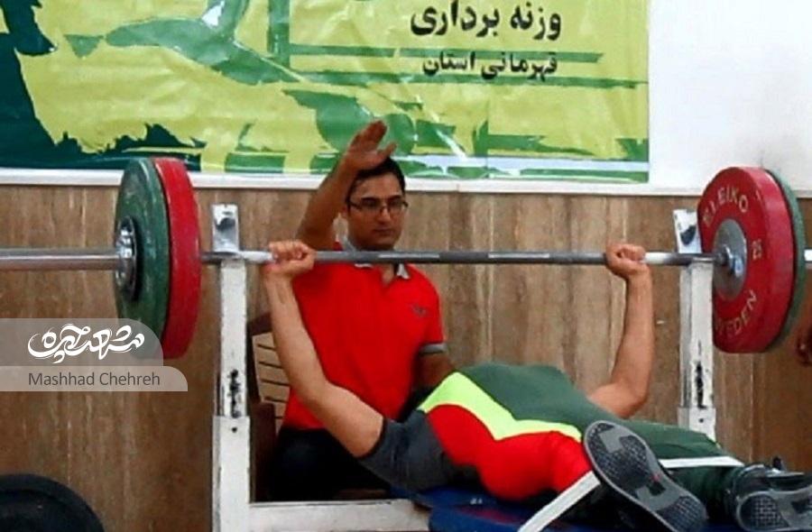 سیدمجتبی حسینی که خود از ناحیه پای راست دچار معلولیت است، سال‌هاست که در کسوت مربی وزنه‌برداری کم‌توانان جسمی فعالیت می‌کند