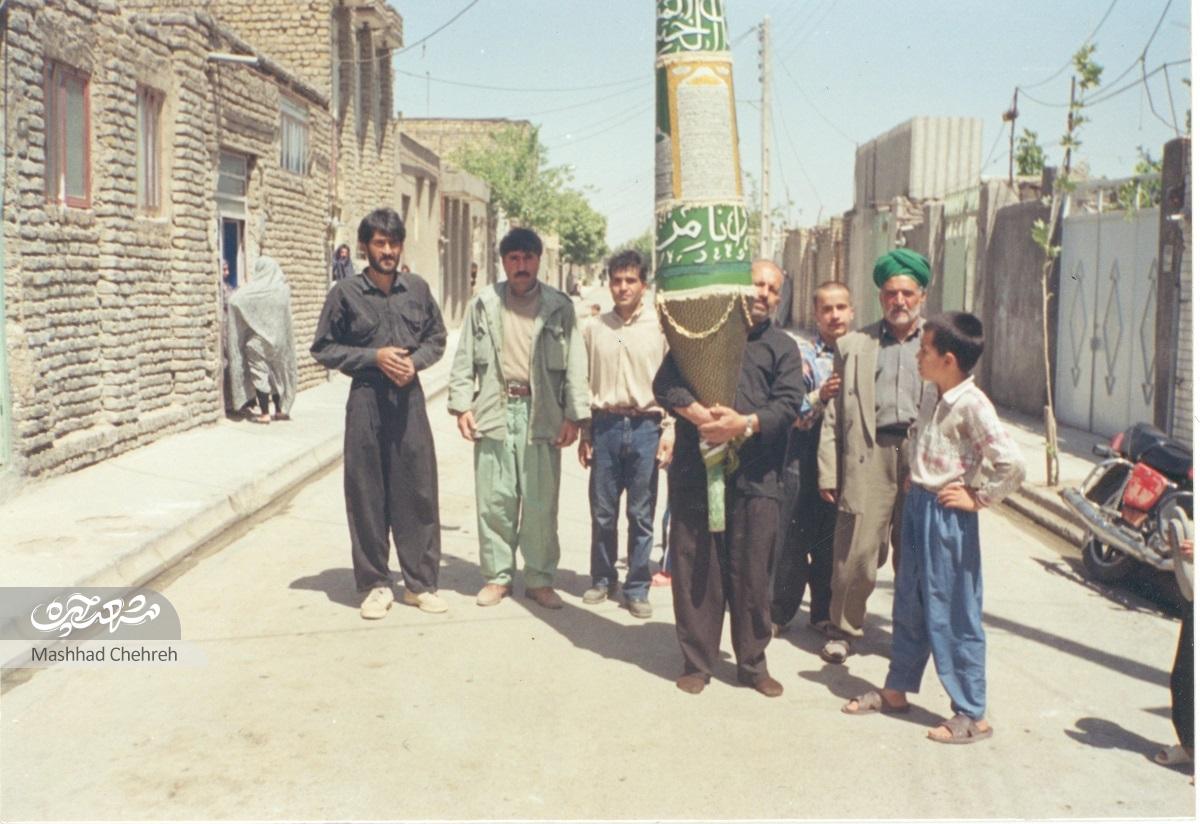 حاج حسین دهنوی، سالهاست بدون هیچ مزدی عمرش را صرف ساختن عَلَم برای هیئتها کرده است حاج حسین دهنوی، سالهاست بدون هیچ مزدی عمرش را صرف ساختن عَلَم برای هیئتها کرده است